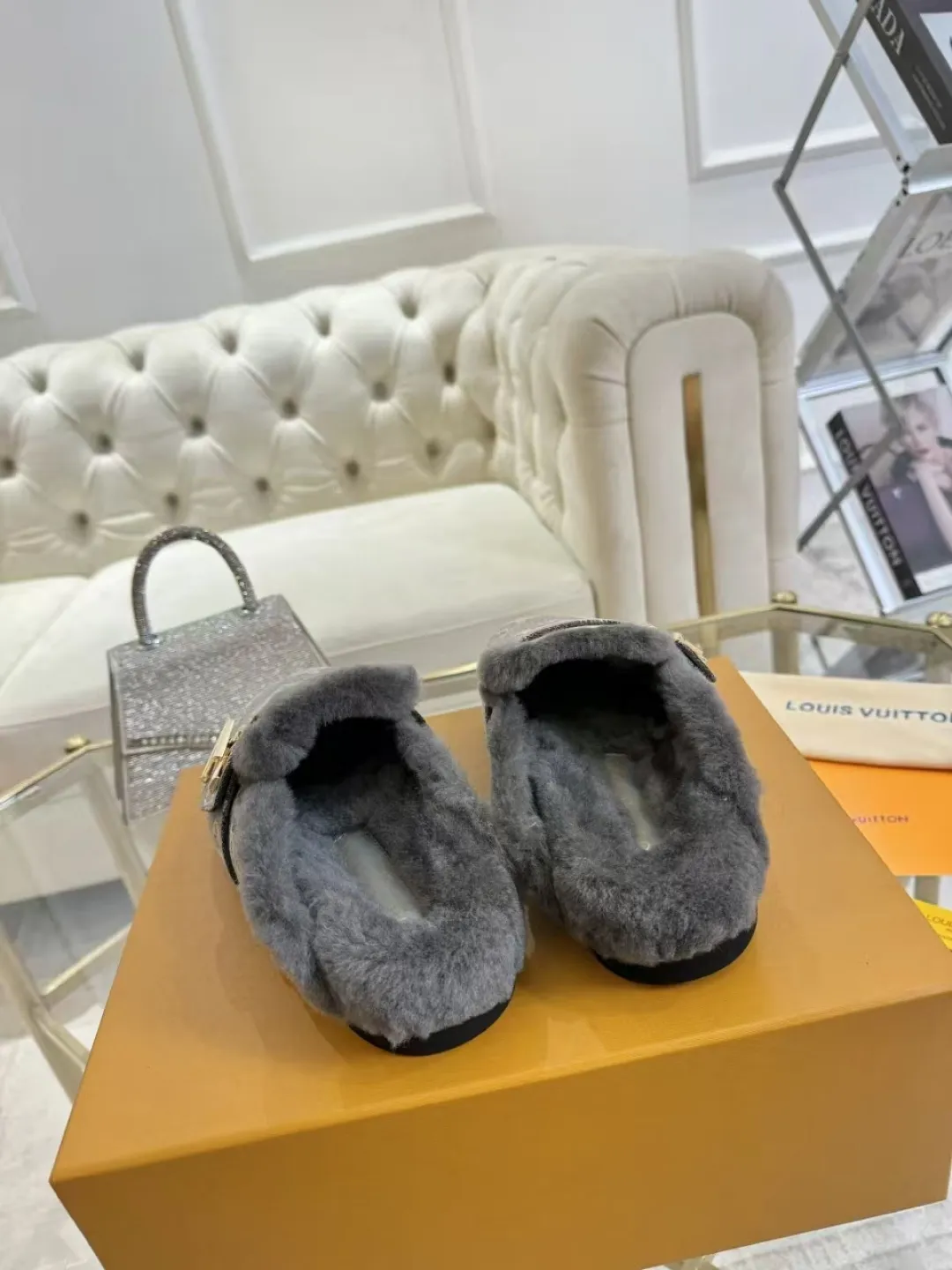 p600✨ LV Couple’s Wool Slippers｜Full of high-end feel, the soles of your feet are luxurious✨ We have achieved the ultimate restoration of the "higher version" of this pair of LV classic toe-toe slippers! 👫💫 🌟 The core advantages are clear at a glance: ✔️ Original jacquard + cowhide fabric, delicate texture, high-end at first glance; ✔️ 280% pure wool lining, wearing barefoot is like stepping on clouds ☁️, soft and skin-friendly and not sweaty; ✔️ Non-slip rubber bottom + three-dimensional toe design, super stable for walking, fashionable and practical!  👀 Must-have attention to detail: Belt buckle + classic LV presbyopic elements, revealing the aura of a big-name brand in a low-key manner ~ Whether it is a couple dating or a trip with besties, both of them are the focus when they go out👟💖 ✨ Easily match the wardrobe: jeans + sweaters, lazy and casual style ✔️ Coat + skirt, refined and elegant ✔️ One pair of shoes can handle a variety of styles, and the sense of luxury is never artificial ~ #LV slippers #couple outfit #High-End Customization #Quality Shoes Recommendation Fabric: Yangjing/classic jacquard fabric Lining: Imported wool lining Sole: Original rubber sole Size: Female 35-41 Male 38-46